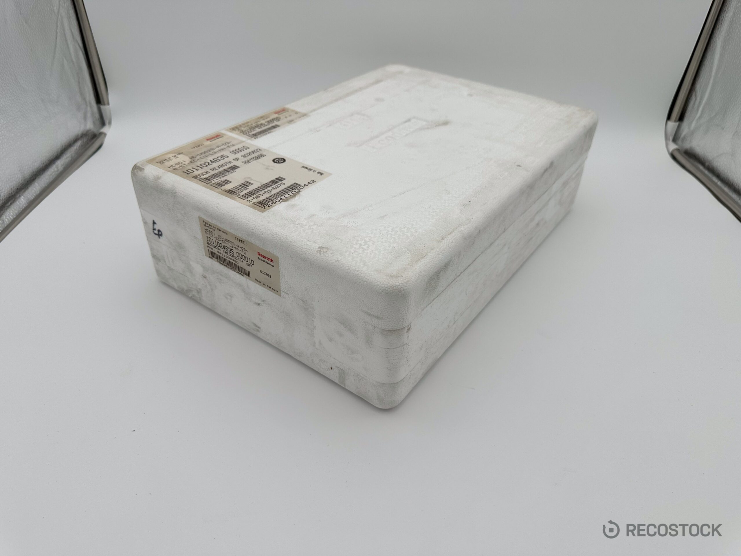 serwonapęd Bosch Rexroth HCS01.1E-W0028-A-03 — widok tabliczki i złączy — zdjecie 2